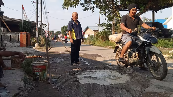 Jelang HUT ke-81 RI, Kades Namorambe Kerahkan Warga Gotong Royong Benahi Jalan Berlubang