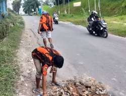Kader PP Pancur Batu Gotong Royong Perbaiki Jalan Umum Jelang HUT ke-81 RI