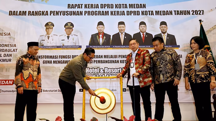 Rico Waas Buka Raker DPRD Medan