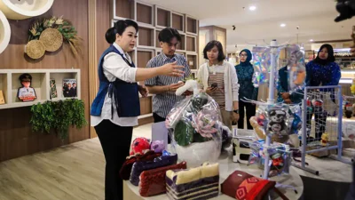 Tim Uniqlo Mengkurasi UMKM Medan, Airin Waas Dorong Produk Lokal Tembus Pasar Global