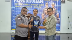 Wakil Ketua DPRD Sibolga Berikan Cendera Mata