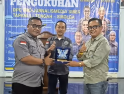 Wakil Ketua DPRD Sibolga Berikan Cendera Mata di Acara Pengukuhan DPC PJS Sibolga dan Tapteng