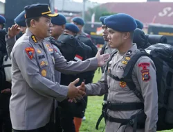 Gunung Sinabung Erupsi, Polda Sumut Siagakan 100 Personel Brimob dan Peralatan Pendukung