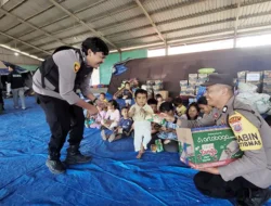 Polres Karo Berbagi Keceriaan, Anak-anak Pengungsi Sinabung Dapat Bantuan Snack