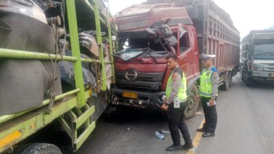 Tabrakan Beruntun Tiga Truk Terjadi di Jalinsum Asam Jawa