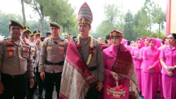 Kapolda Sumut Irjen Pol Sonny Irawan Disambut Ulos dan Tarian Tradisional