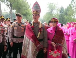Kapolda Sumut Irjen Pol Sonny Irawan Disambut Ulos dan Tarian Tradisional