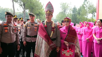 Kapolda Sumut Irjen Pol Sonny Irawan Disambut Ulos dan Tarian Tradisional