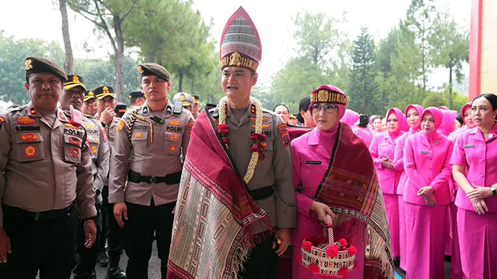 Kapolda Sumut Irjen Pol Sonny Irawan Disambut Ulos dan Tarian Tradisional