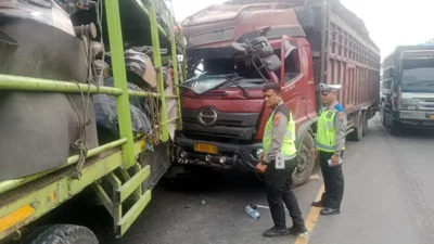 Tabrakan Beruntun Tiga Truk Terjadi di Jalinsum Asam Jawa